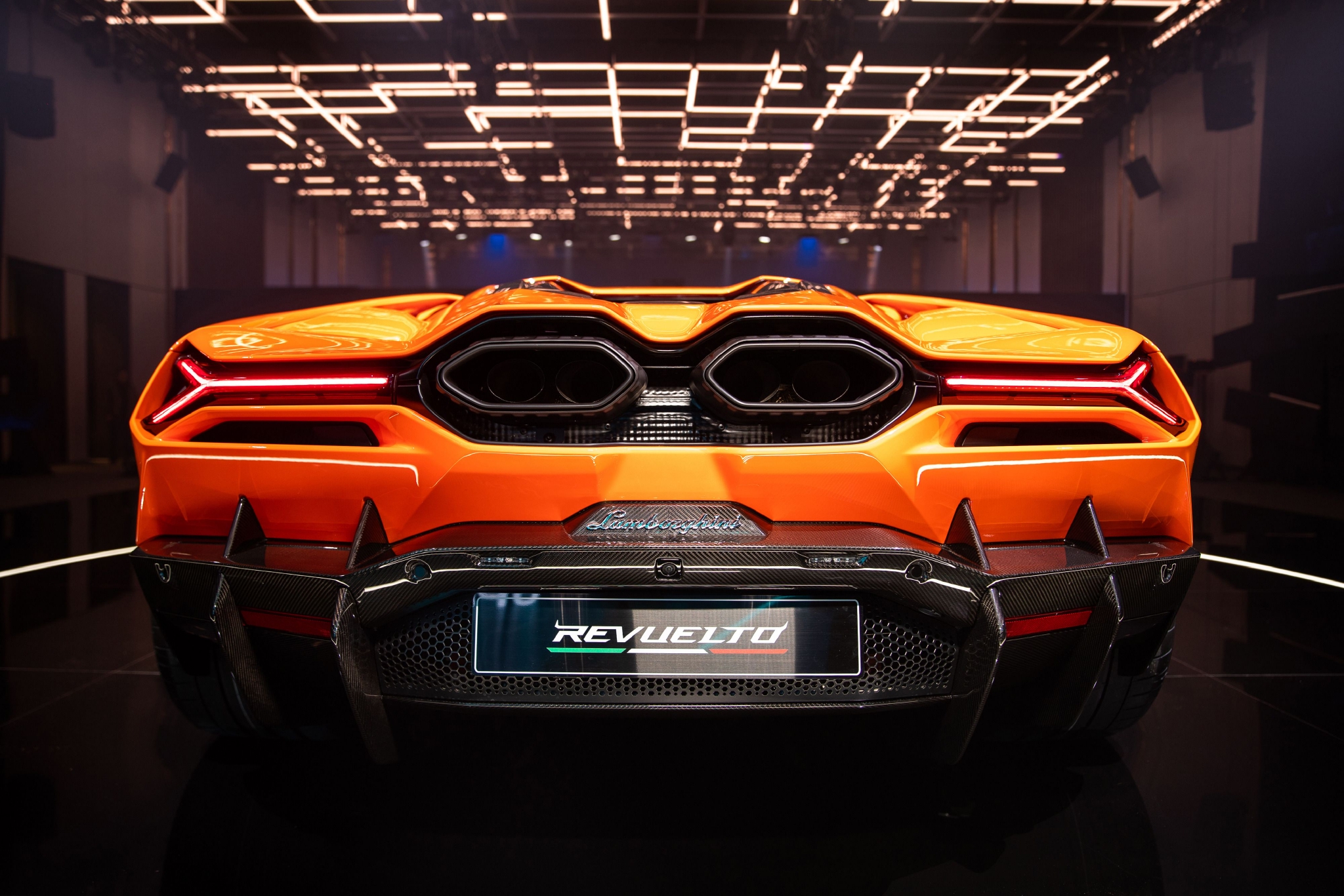 手慢等1年兰博基尼混动大牛revuelto发布