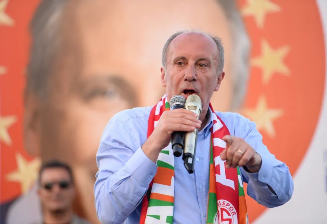 当地时间2023年5月8日，土耳其安塔利亚，土耳其总统候选人穆哈雷姆·因杰站在城市广场上进行竞选活动。图/视觉中国