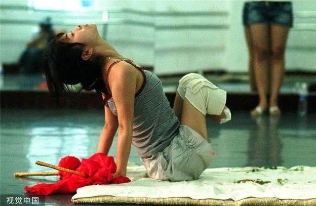 2008年7月9日，重庆市群众艺术馆排练厅，廖智正在多位知名艺术老师指导下坚持舞蹈排练。