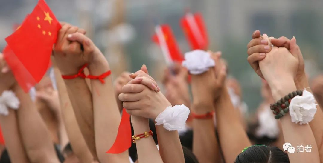 2008年5月20日,成都天府广场,人群中,无数双手紧握在一起,高高举. .