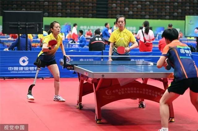 2021年11月23日，四川队王睿在残特奥会乒乓球项目比赛中（左）。