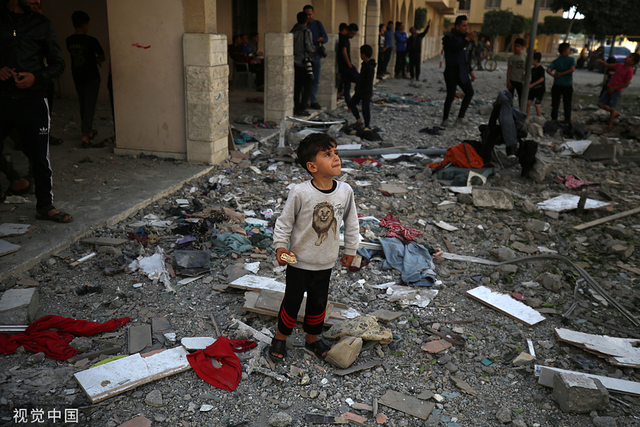 当地时间2023年5月11日,巴勒斯坦汗尤尼斯,以色列空袭后,一个孩子站在