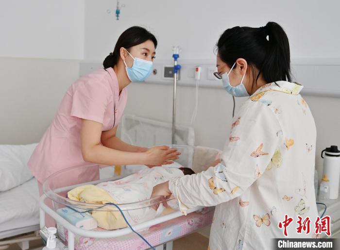 新生儿科的临时"奶爸奶妈":用爱守护每一个新生命|护士_新浪财经_新浪