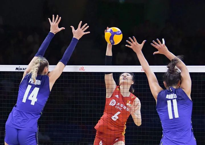 龚翔宇(中)在比赛中扣球.