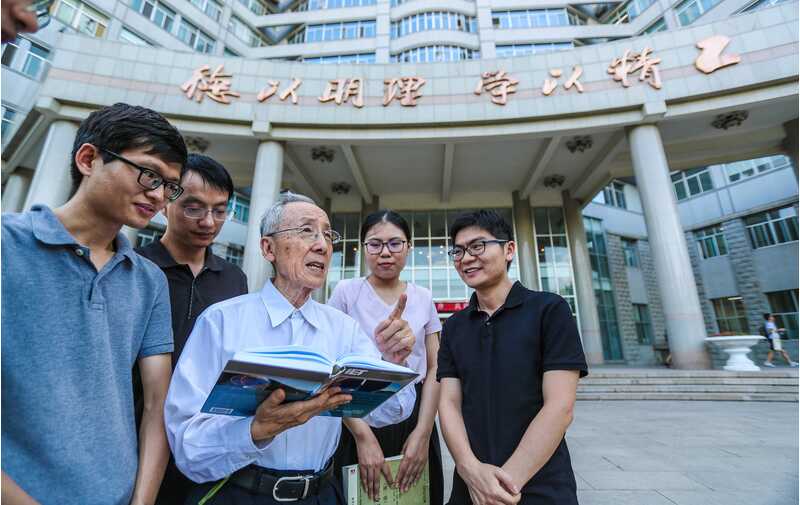 毛二可院士在北京理工大学校园内与同事和学生交流。武亦彬 摄