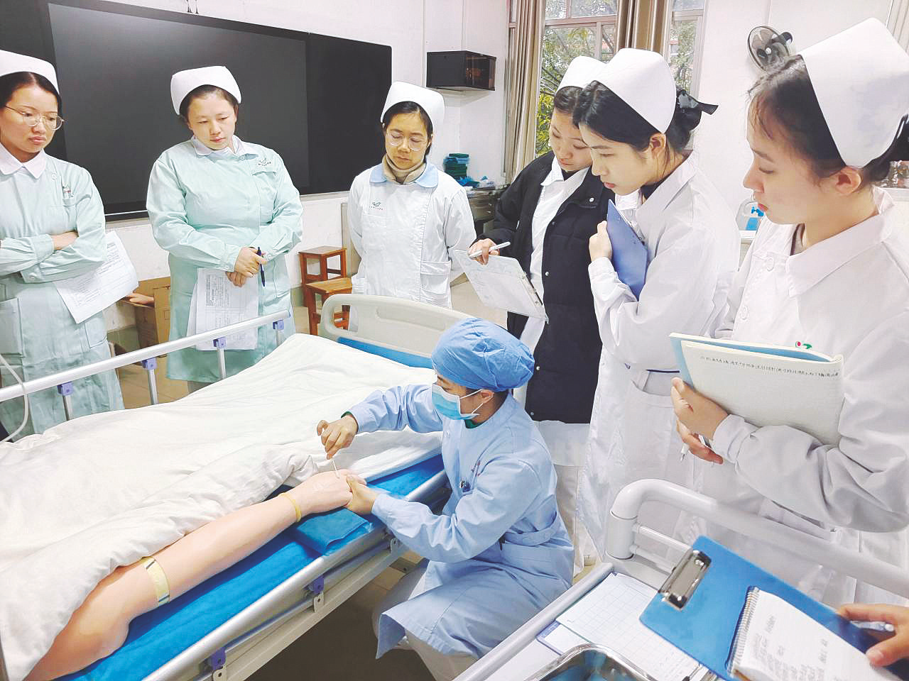 救死扶伤大爱无疆 再接再厉不负重托|护士_新浪财经_新浪网