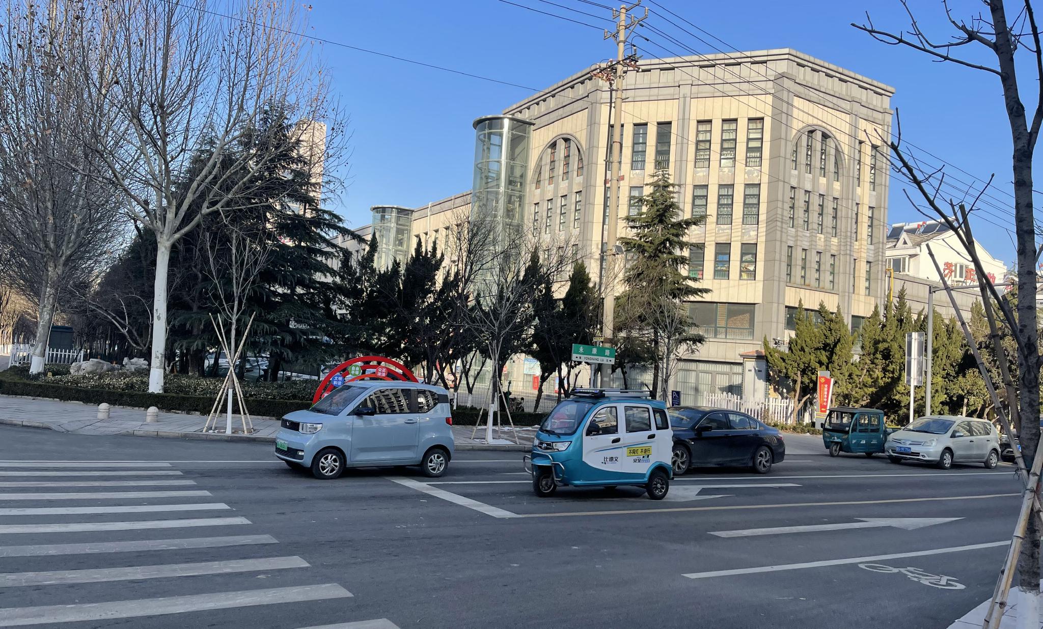 “老头乐”违反交规行驶的现象不在少数。