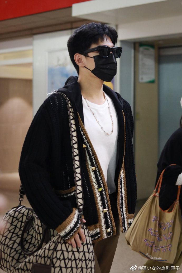 杨洋| 机场 杨洋出发威尼斯机场路透有!|杨洋|威尼斯_新浪新闻