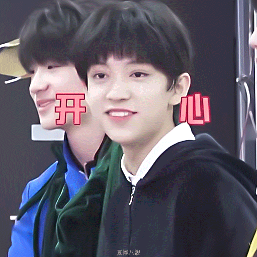 陈天润印花风黑衬衫造型四宫格随拍来啦