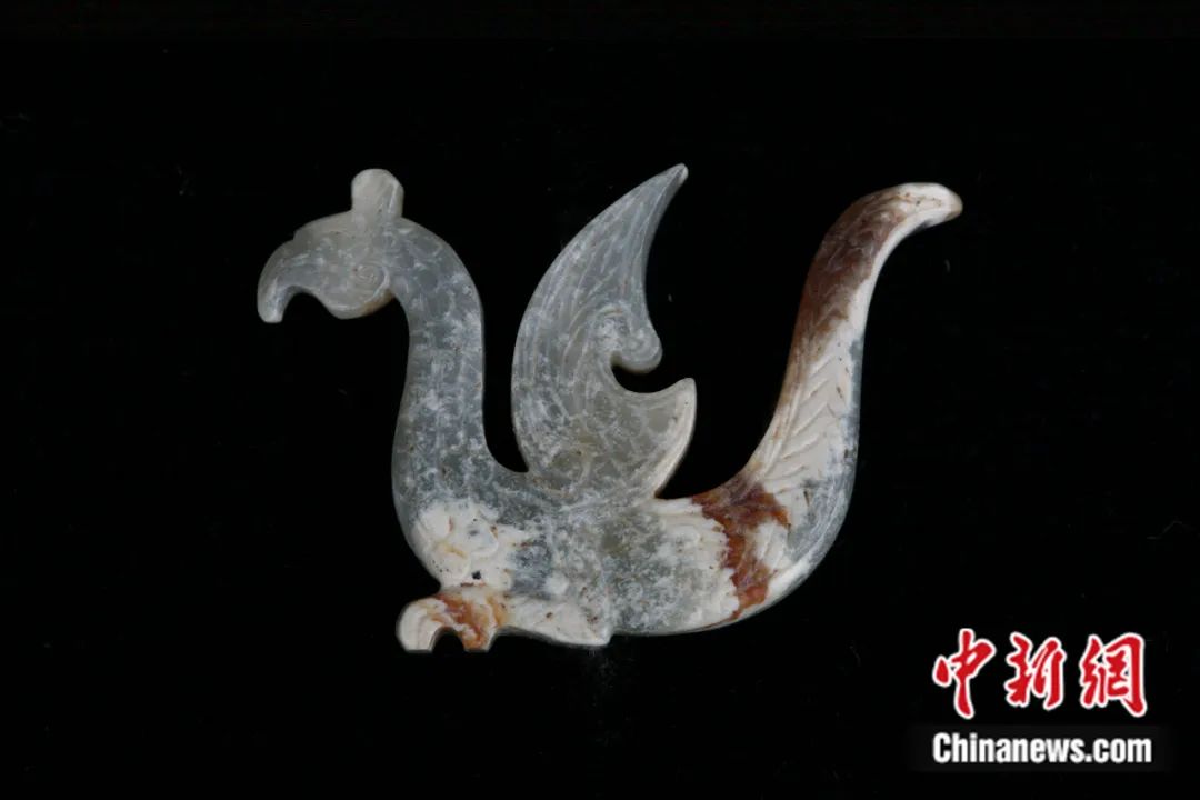 鸿山遗址邱承墩出土的凤形玉佩.鸿山遗址博物馆 供图