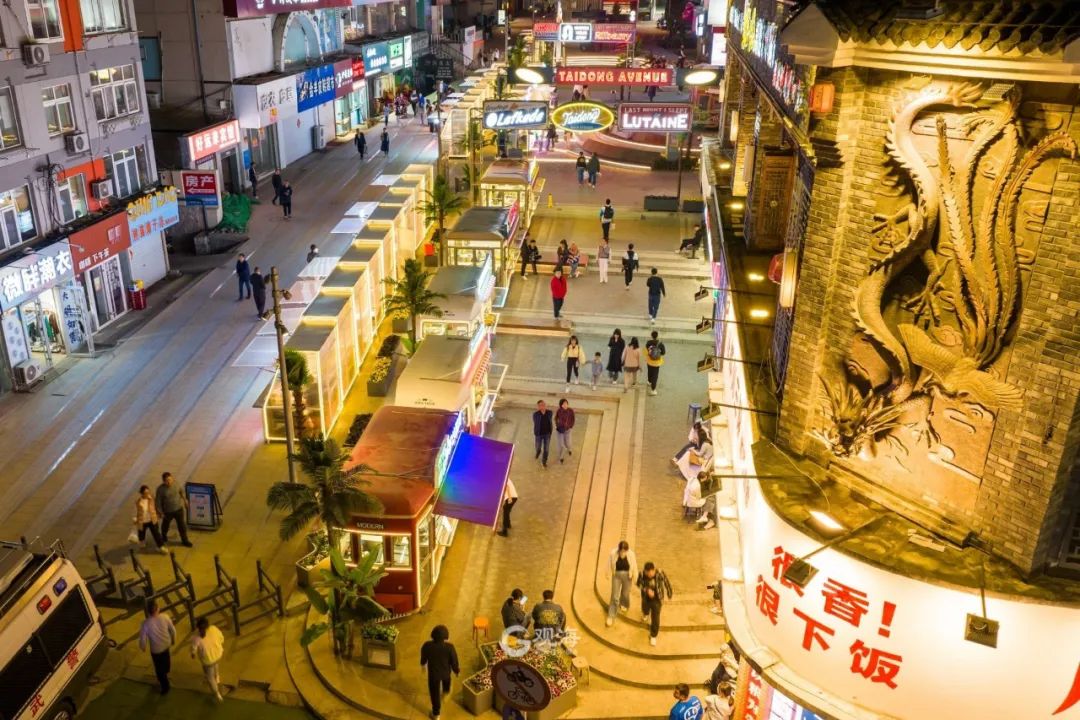 新街区打造出了多个退台式的活动空间.