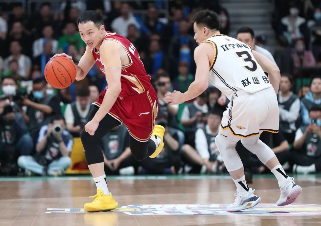 5月13日,浙江稠州金租队球员王奕博(左)在比赛中带球进攻.