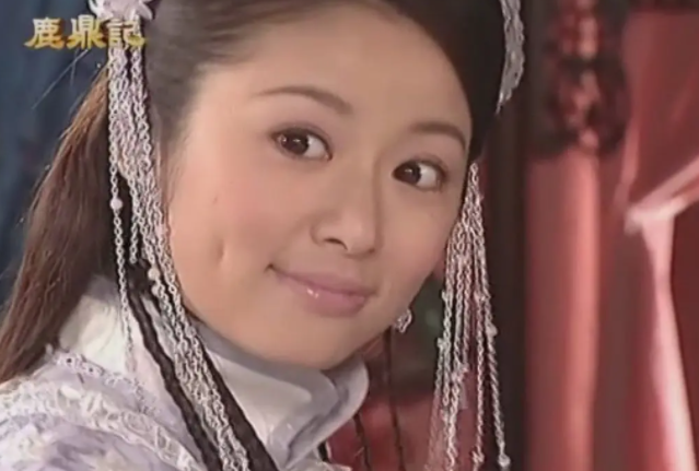 张卫健版韦小宝的《鹿鼎记》里,她饰演刁蛮活泼的建宁公主,最后为爱