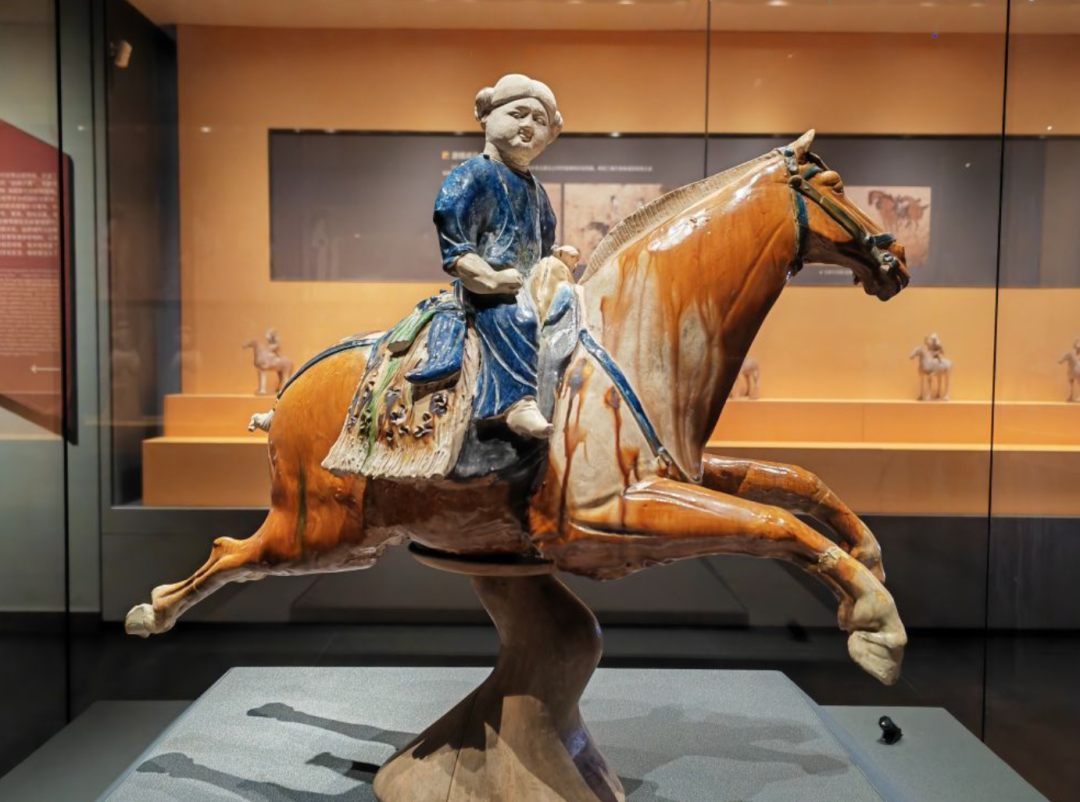 西安博物院展陈的三彩腾空马