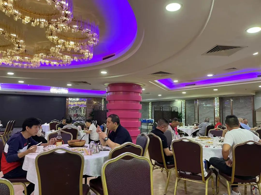 明记海鲜酒家工作日有不少街坊用餐.信息时报记者 李馨  摄