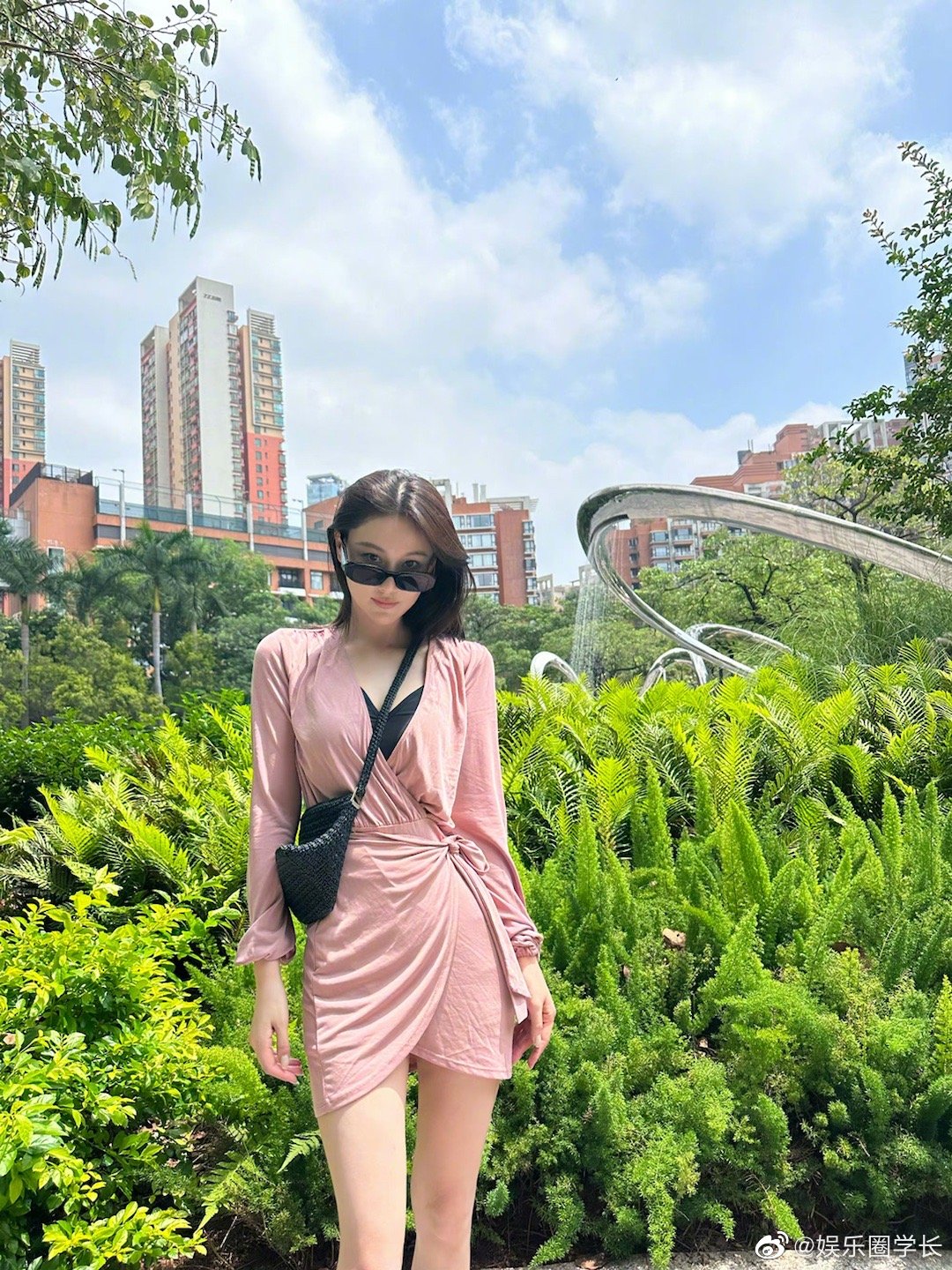 就很离谱!姐这身材最大号都穿不上……|张馨予_新浪新闻