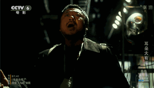 唱戏时，生活的艰辛全体现在他的眼神里，泪光晶莹，眼泪就是不掉下来，图源：《耳朵大有福》