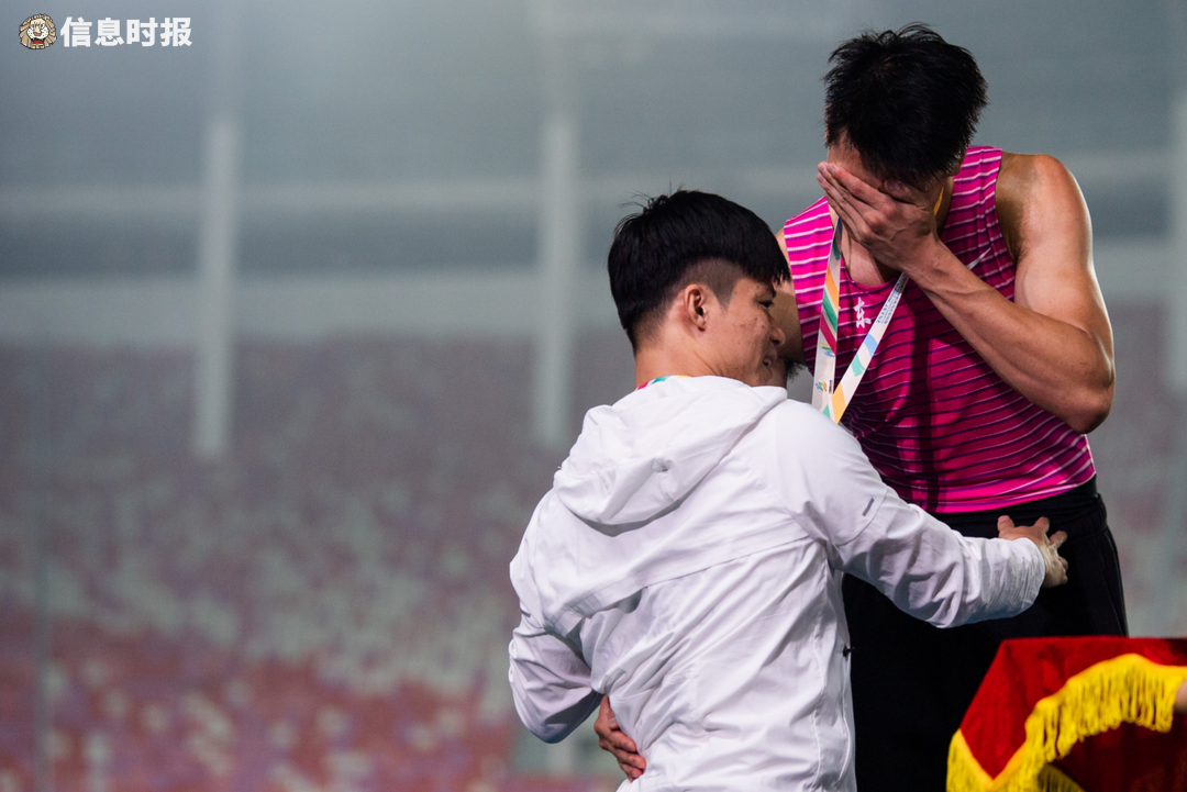 苏炳添鼓励梁劲生,让这个站在领奖台上的"大男孩"潸然泪下.