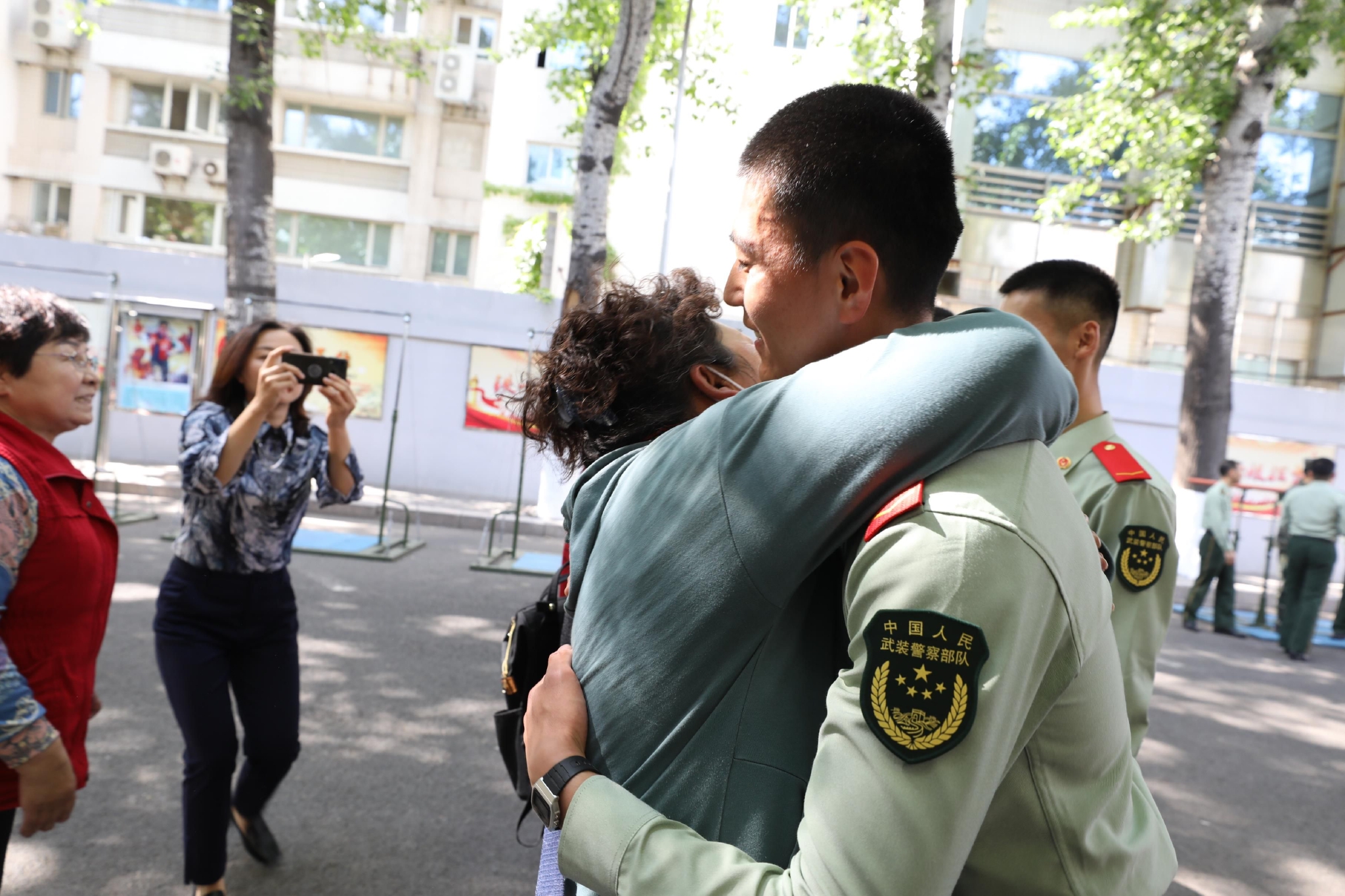 他们来京参军,她们送子入伍!军营里,“母子相认”__财经头条