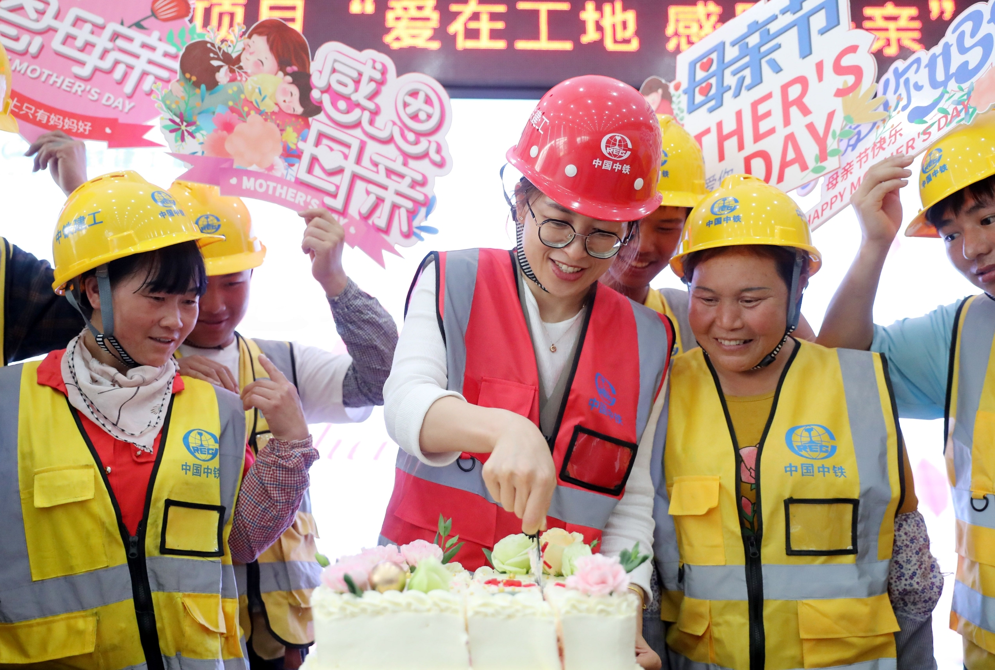 在中铁建工集团承建的上合大厦项目工地,项目部准备了母亲节蛋糕