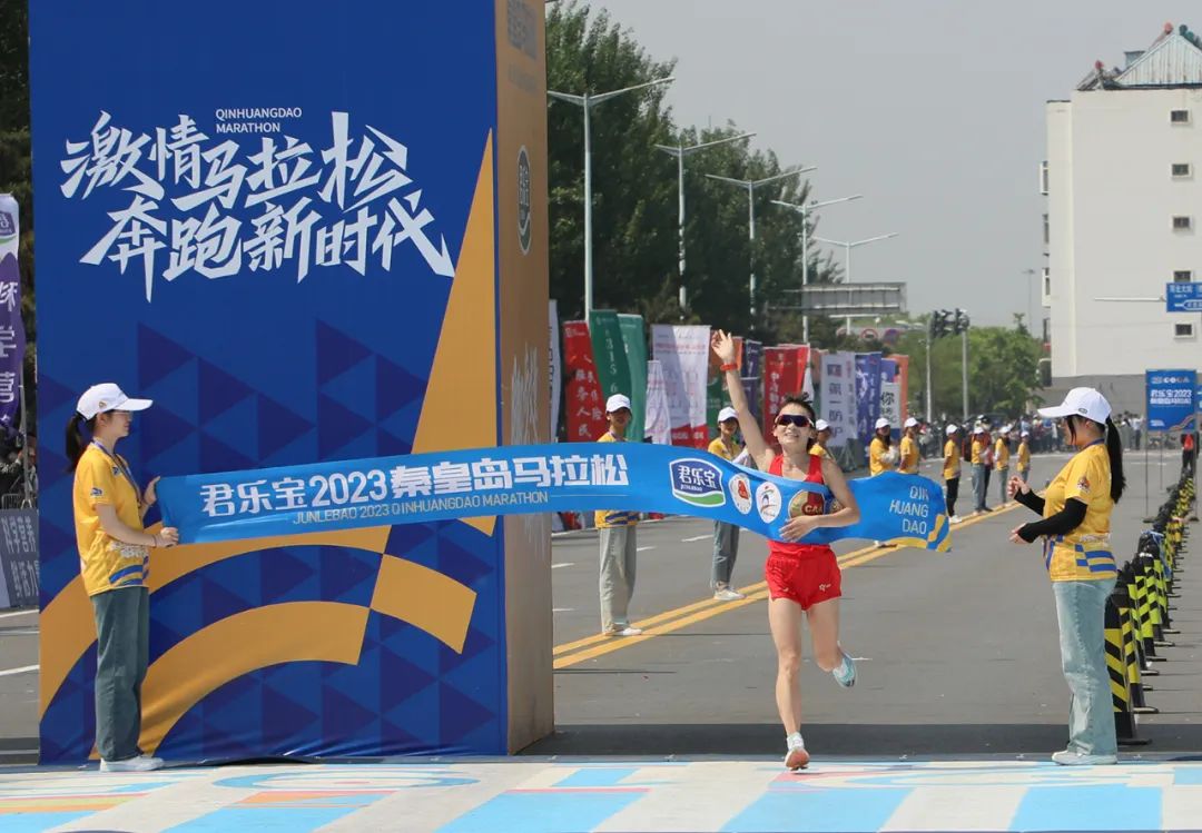 马拉松暨全国马拉松锦标赛分站赛鸣枪开赛,包毕力格,白丽分获男子