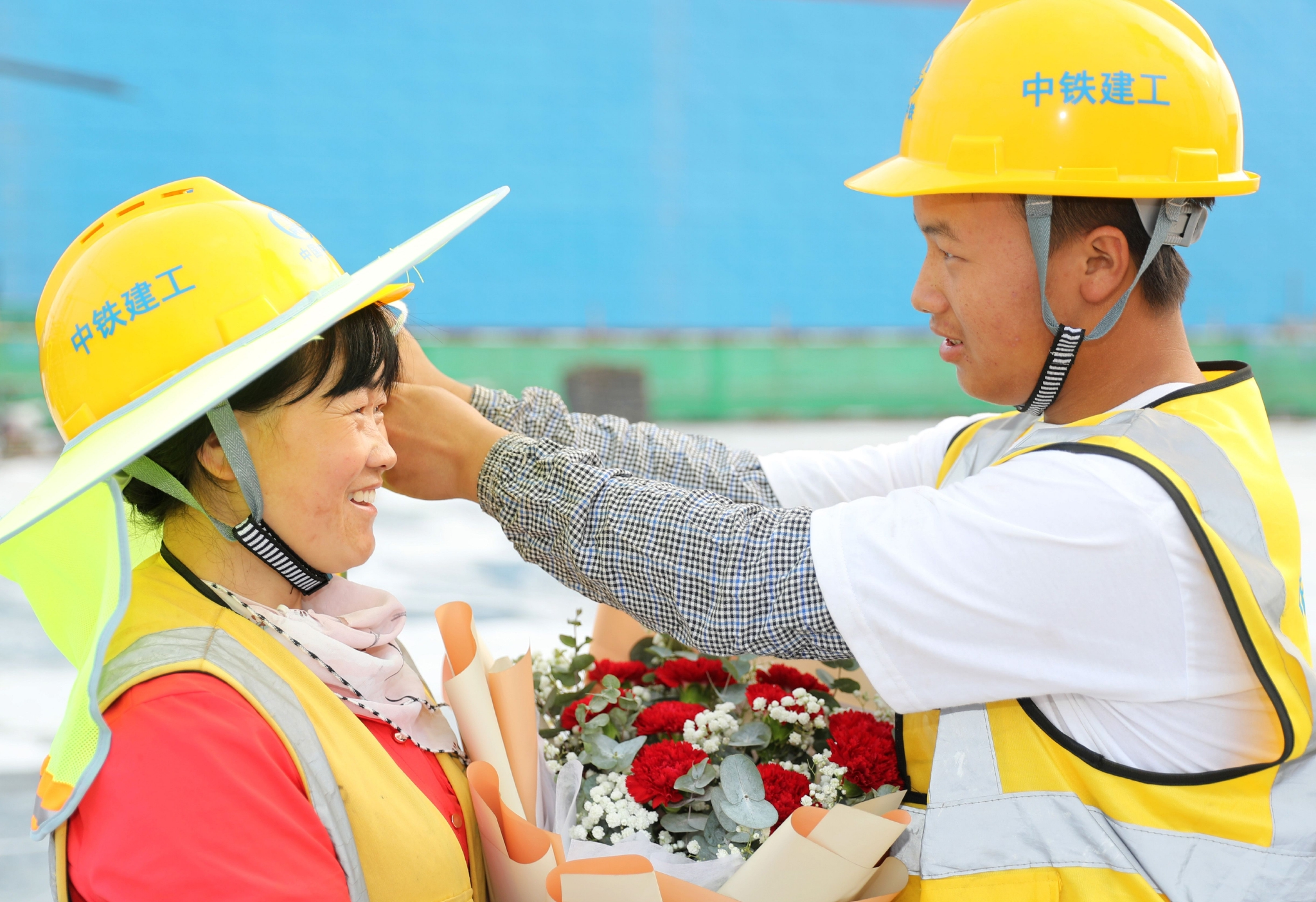 5月13日,在中铁建工集团承建的上合大厦项目工地,建筑工人王勇超为