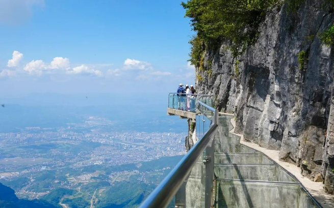 湖南张家界天门山的玻璃栈道.图/ic photo
