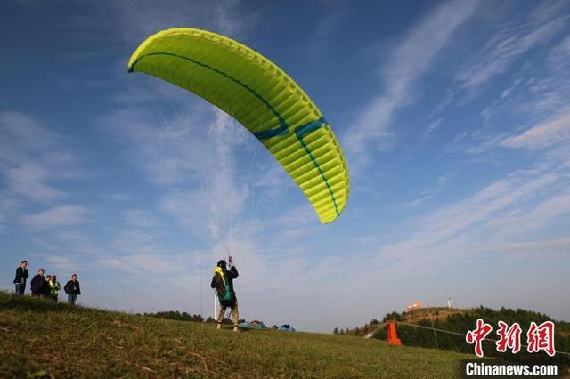 滑翔伞运动员准备起飞. 李重庆 摄