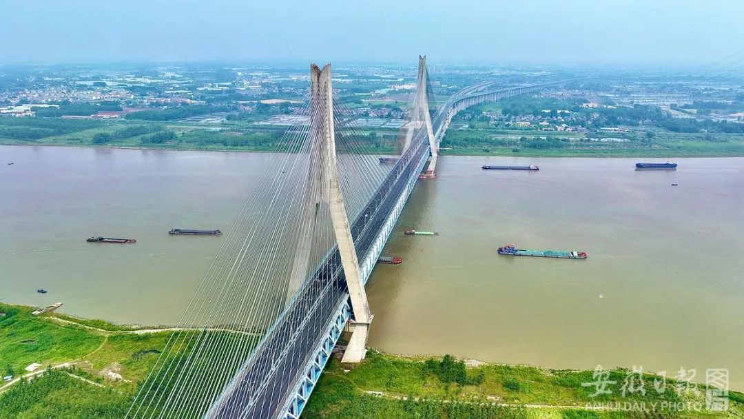 5月12日,航拍的铜陵市长江公铁大桥,壮美如画.(钱鸣 摄)
