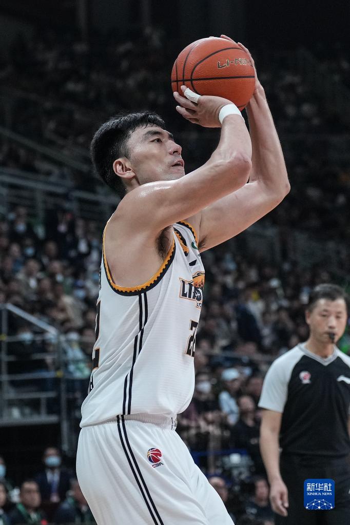 5月13日,辽宁本钢队球员李晓旭在比赛中投篮.新华社记者 潘昱龙 摄