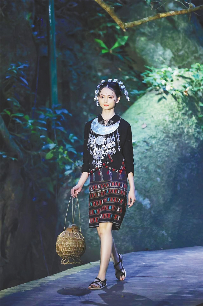 "黎之韵"热带雨林时装秀.保亭黎族苗族自治县委宣传部供图