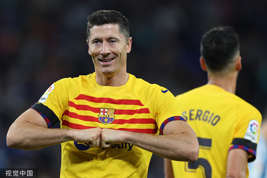 老将莱万加盟巴萨第一个赛季,就拿到了西甲冠军.