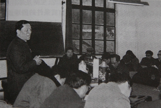     20世纪70年代，陈能宽在四川梓潼给科研人员讲课。中国工程物理研究院供图