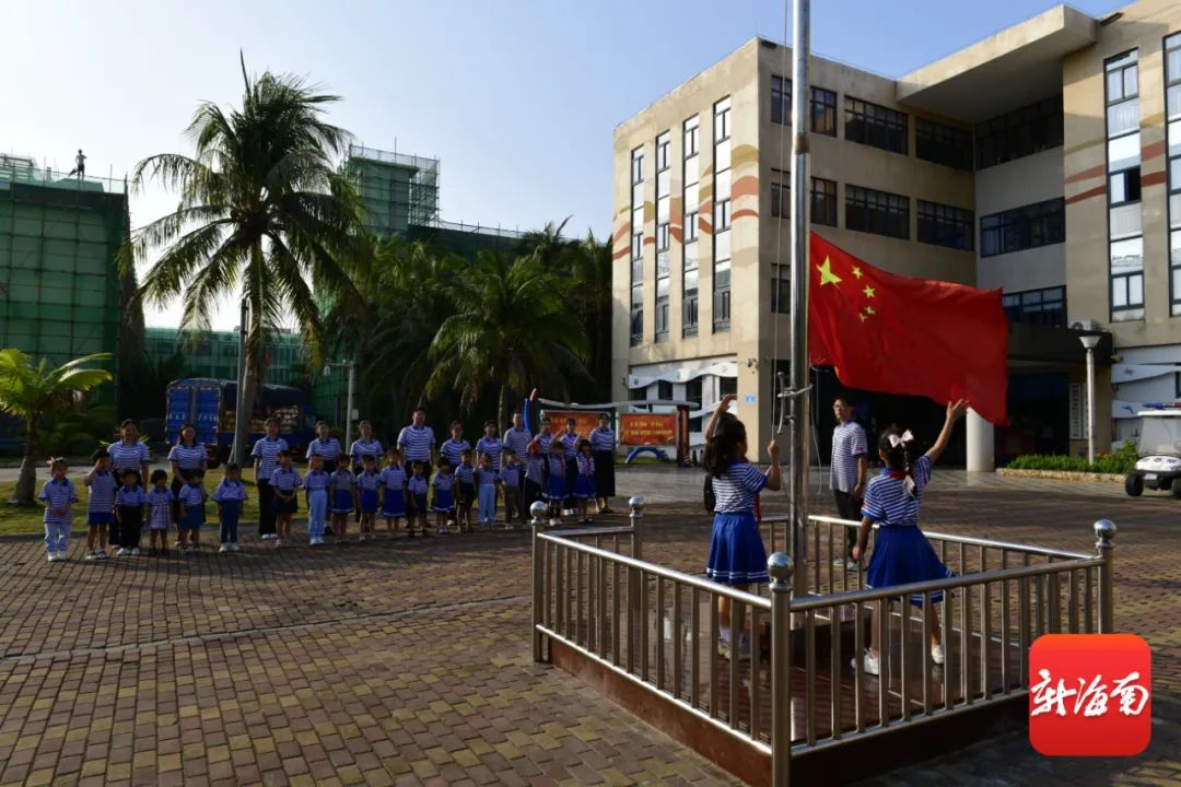 三沙市永兴学校举行升国旗仪式.新海南客户端记者 陈卫东 摄