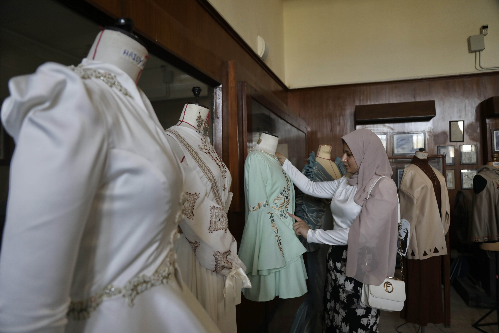 5月13日,在埃及开罗,一名女子在埃及时装周期间举办的服饰展览上参观.