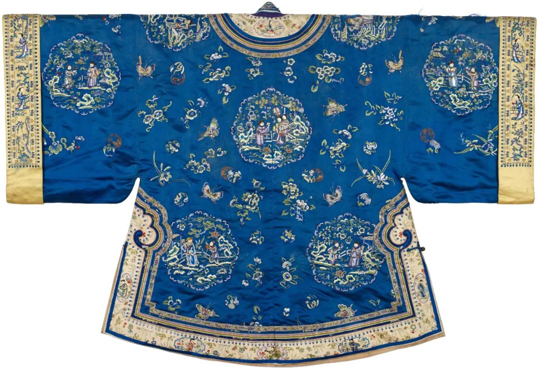 汉族蓝色缎五彩绣十二团窠人物纹广袖女袄背视图.