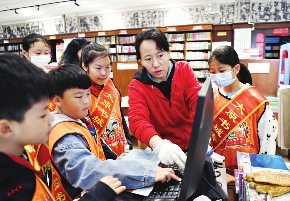 山西晚报小记者利用周末时间走进太原书城,在工作人员指导下学习图书