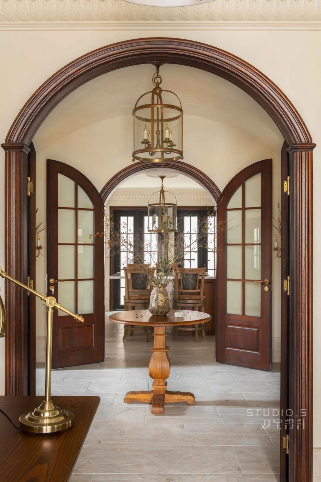 双宝设计家里是法式复古,美式轻奢这些极繁风格,门套反而是加分项.