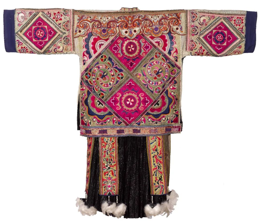 苗族蚕锦百鸟衣背视图.