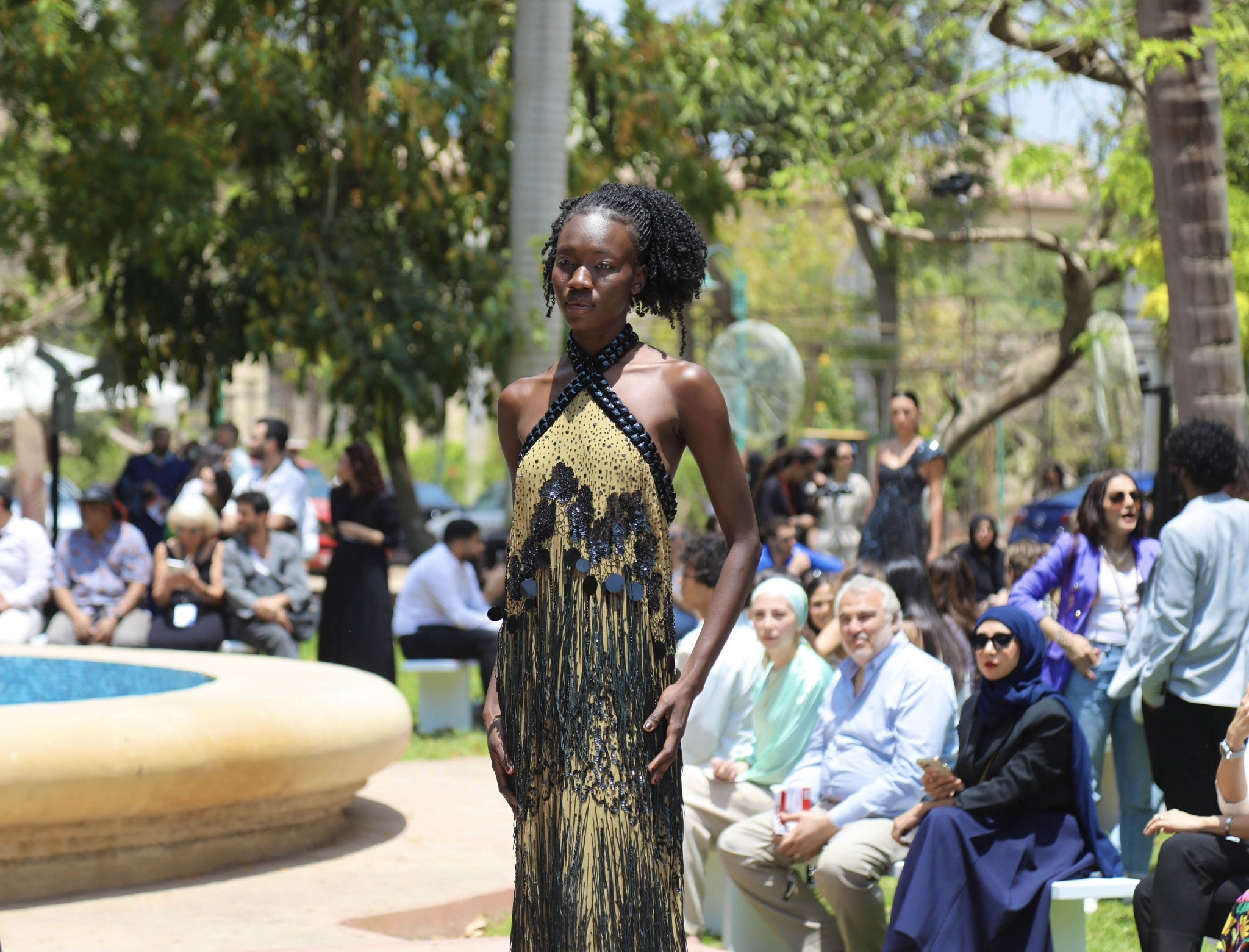 在埃及开罗,一名女子在埃及时装周期间举办的服饰展览上参观