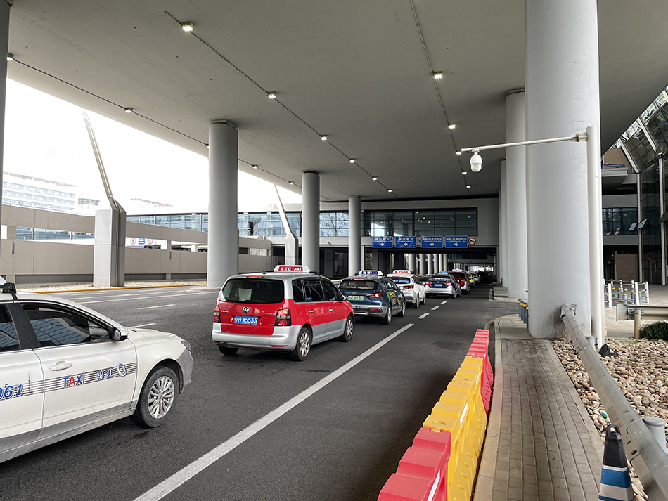 4月18日,浦东国际机场t2航站楼附近的出租车.澎湃新闻记者 徐祯曜 图