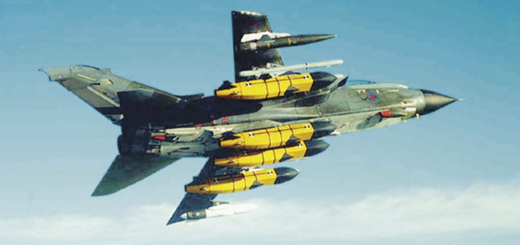 "风暴阴影"导弹多次参加实战,图为携带了4枚该型导弹的英国"狂风"攻击