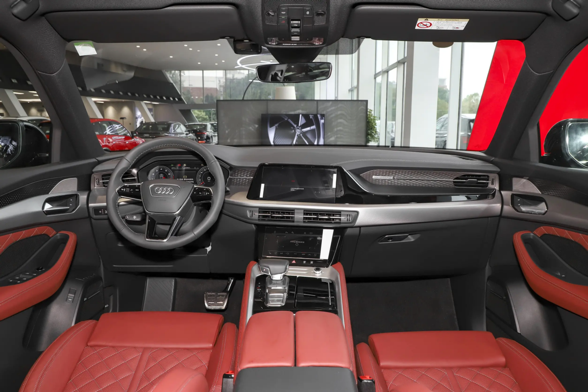 奥迪q6的内饰也是进行了大改,可以看到旗舰级的三联大屏得到了传承,只