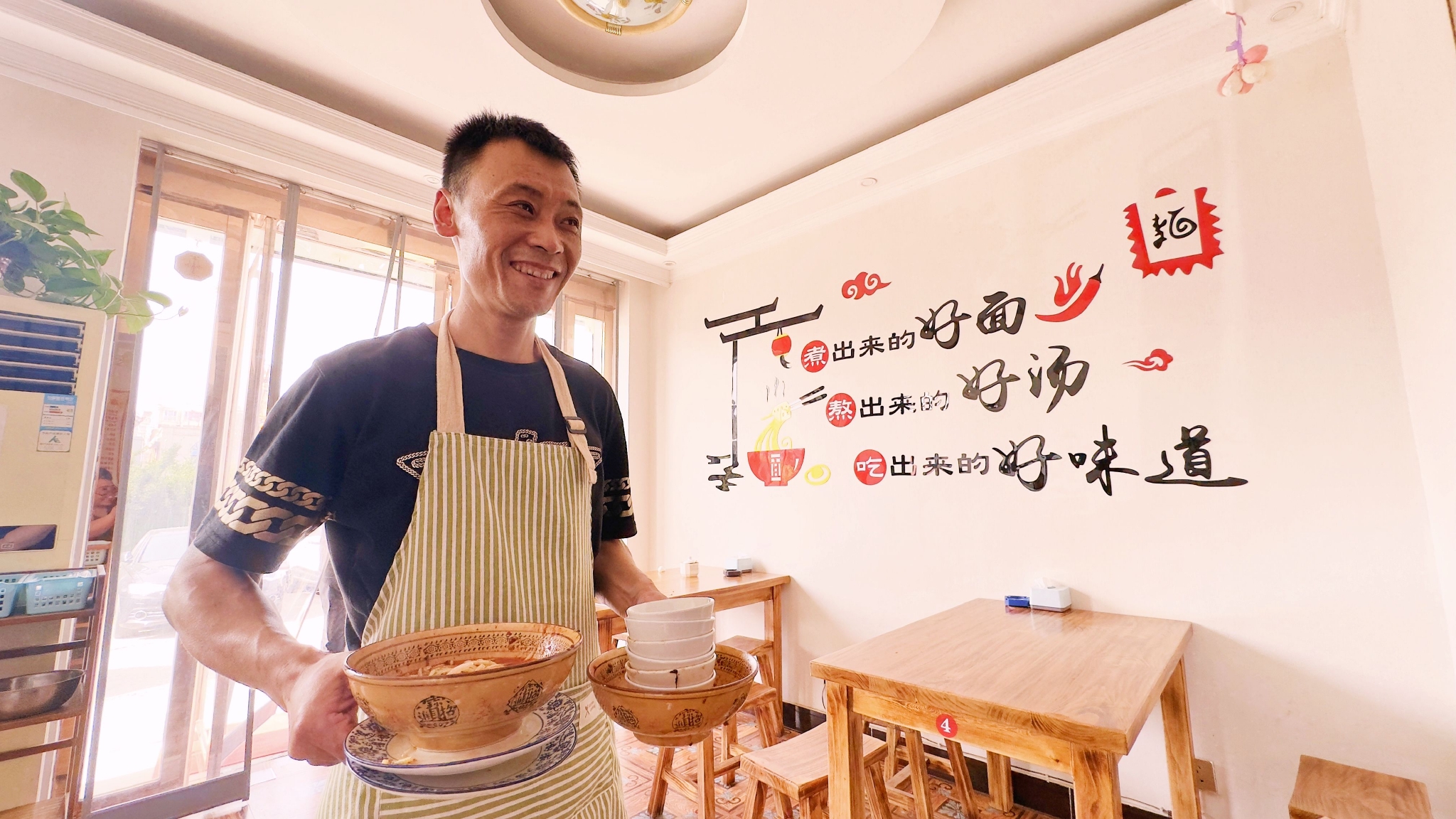 段志勇在面馆忙碌着