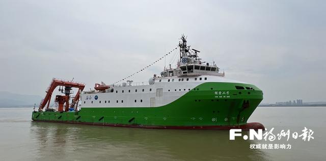 我国首艘装载国产化科考装备的载人深潜器支持保障母船——"探索二号"