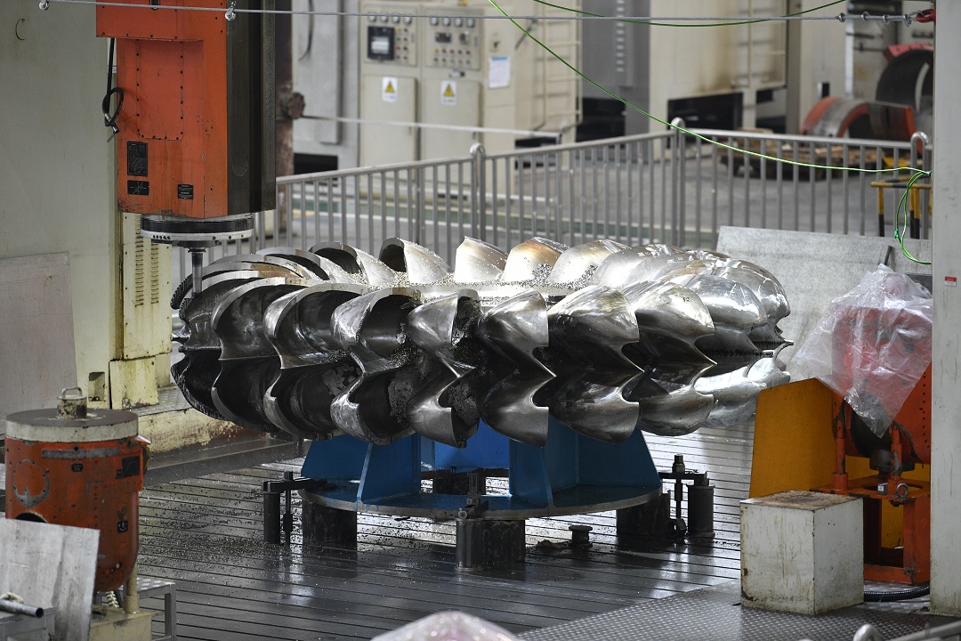 国产化首台150兆瓦级大型冲击式转轮机加工。邬明俊 摄