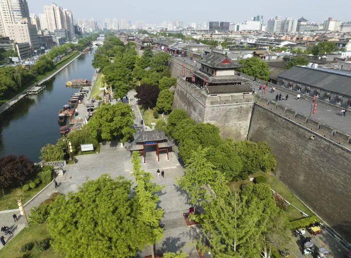 西安城墙南段外的环城公园(4月25日摄,无人机照片)