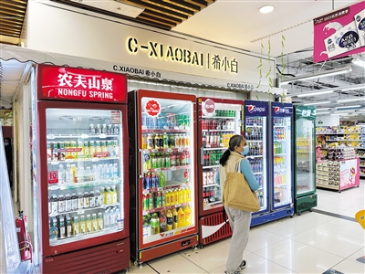 物美超市北京新光界店陈列的各品牌饮料冷柜。 新京报记者 王子扬 摄