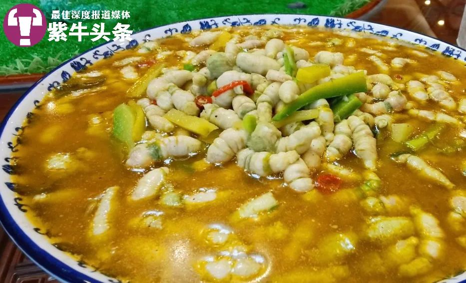 据当地厨师介绍,传统的做法是先把豆丹放到水里浸泡,然后用擀面杖,把