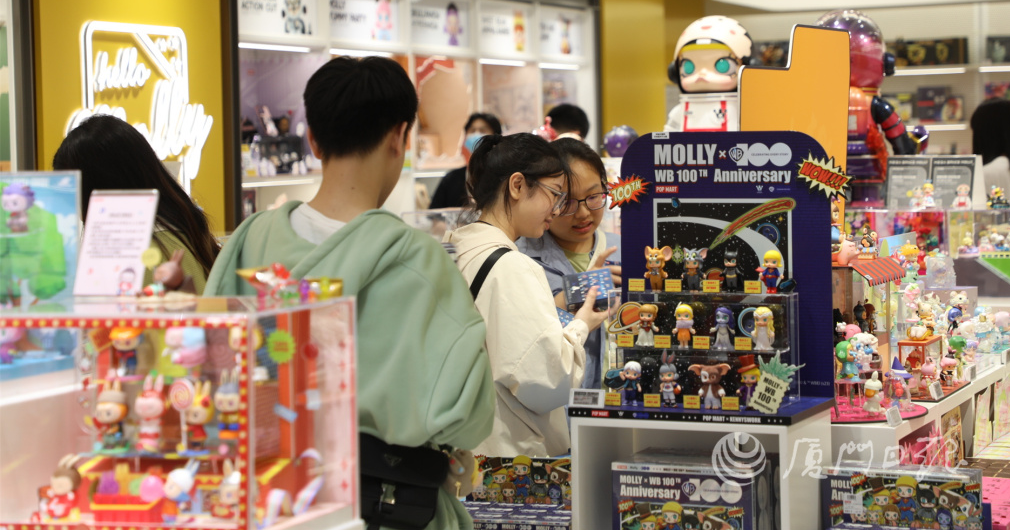 市民在sm商圈选购盲盒